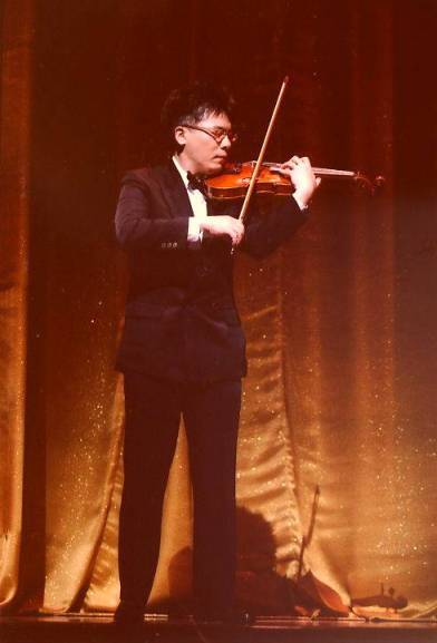 mur as a violin player